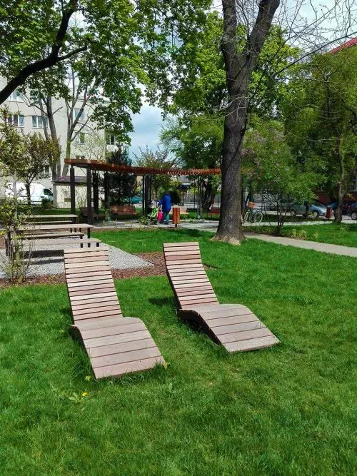 Zdjęcie drewnianych leżaków w parku